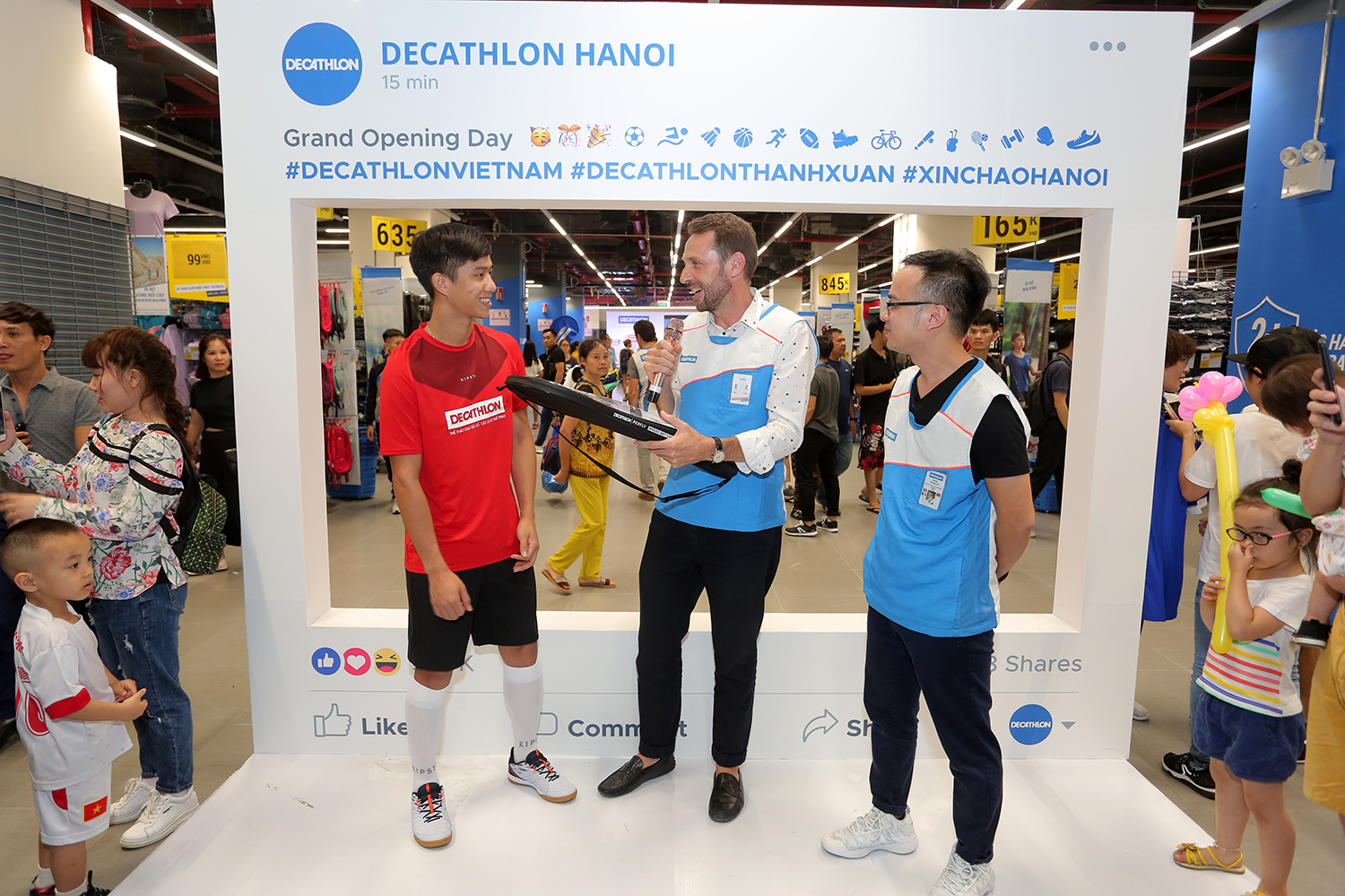 Tuyển thủ Phan Văn Đức ‘hút fan’ ngày Decathlon Hà Nội khai trương cửa hàng đầu tiên Tuyển thủ Phan Văn Đức ‘hút fan’ ngày Decathlon Hà Nội khai trương cửa hàng đầu tiên